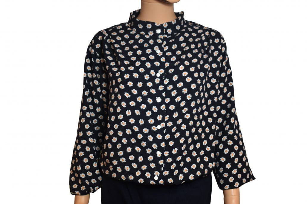 Blouse dames blauw margrietMet een opstaand kraagje en aan de voorzijde sluit dit blouse met knoopjes.--tot 5 XL