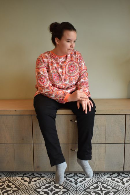 Huispak-Hansop-jumpy-grote maten-Mandala-jeans -smeer en uitkleedgedrag-Gozz4all-dementie-incontinentie-aangepaste kleding-rits op de rug-ongewenst uitkleden