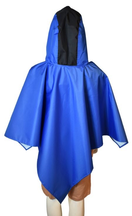 Regen poncho-cape- blauw. Water en winddichte poncho-cape met afneembare capuchon. Je trekt deze hippe unisex poncho snel en makkelijk aan over je eigen kleding waardoor je beschermd bent tegen wind en regen.