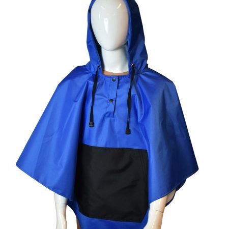 Regen poncho-cape- blauw. Water en winddichte poncho-cape met afneembare capuchon. Je trekt deze hippe unisex poncho snel en makkelijk aan over je eigen kleding waardoor je beschermd bent tegen wind en regen.