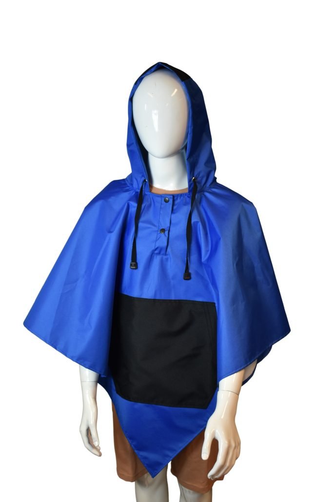 Regen poncho-cape- blauw. Water en winddichte poncho-cape met afneembare capuchon. Je trekt deze hippe unisex poncho snel en makkelijk aan over je eigen kleding waardoor je beschermd bent tegen wind en regen.