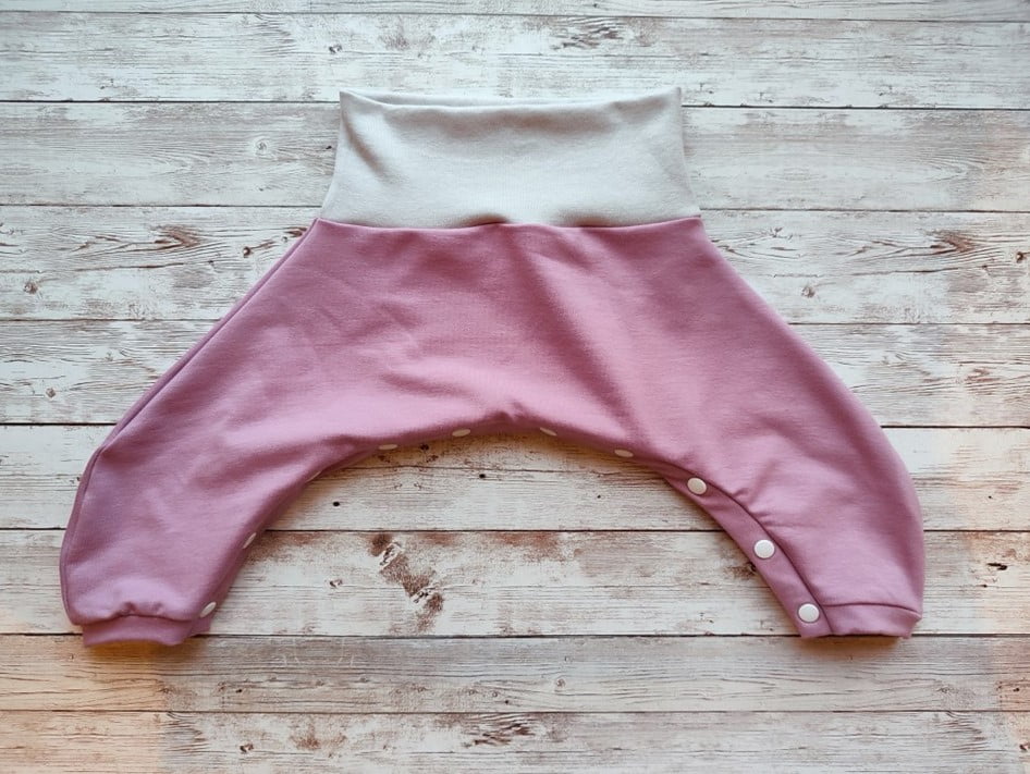 Dysplasie-Hip Happy broek Baby pink is speciaal ontworpen om over de Pavlik brace of een gelijkaardige brace aan te trekken