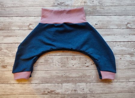 Dysplasie-Hip Happy broek Old pink is speciaal ontworpen om over de Pavlik brace of een gelijkaardige brace aan te trekken. Gozz4all.com